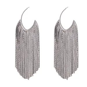 Boucles d'oreilles créoles longues argentées à franges, bijoux de pampilles métalliques.