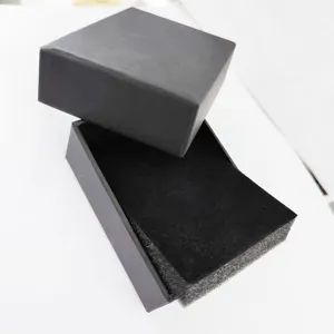 Boîte à bijoux noire en carton rigide avec insert en mousse pour bagues et cadeaux.