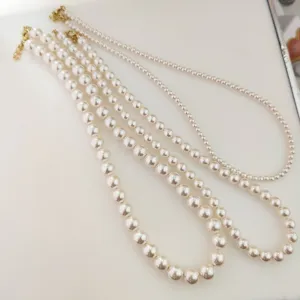 Ensemble collier de perles tendance avec design multicouche et perles brillantes pour femmes.