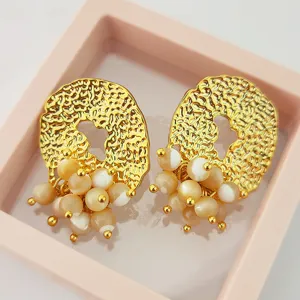 Boucles d'oreilles de luxe en coquillage naturel texturé plaqué or, design élégant.