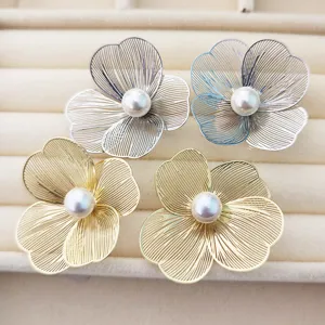Boucles d'Oreilles Clous Camélia Évidées en Cuivre Chic Boucles d'Oreilles Perles Florales à Grand Pétale de Luxe pour Femmes Bijoux de Fête