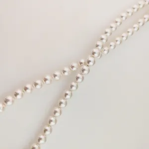 Collier de perles en verre blanc élégant vue principale avec design à double brin superposé.