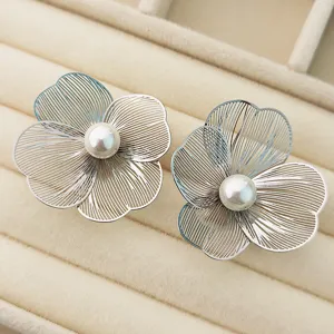 Élégantes boucles d'oreilles fleur creuse perle pour femme, bijoux chic ton argenté.