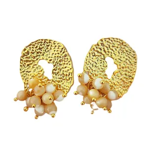 Boucles d'oreilles pendantes en perles de coquillage naturel martelees plaquees or chic.