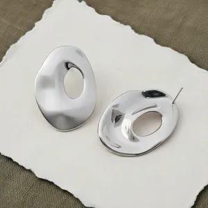 Boucles d'oreilles clous cercle métal irrégulier géométrique finition brossée et polie.