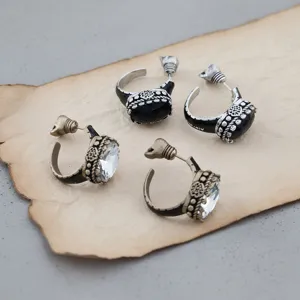 Ensemble de boucles d'oreilles rétro vintage avec cristaux noirs et clairs et métal.