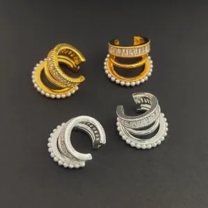 Gros plan détaillé de la manchette d'oreille multicouche avec zircon et perles chic.