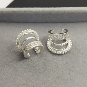 Boucles d'oreilles multicouches argentées avec zircon et perles, bijoux élégants pour femmes.