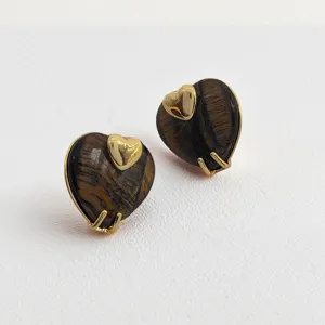 Boucles d'oreilles clous cœur chics en pierre naturelle marron et détails dorés.