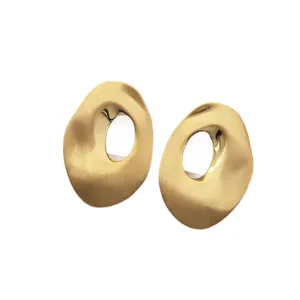 Boucles d'oreilles en métal brossé irrégulier géométrique doré bijoux image principale
