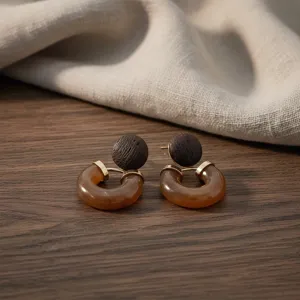 Boucles d'oreilles U en résine kaki de luxe rétro avec clou en bois, style Maillard chic.