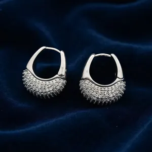 Superbes boucles d'oreilles créoles en zircone pavée avec finition métal poli.