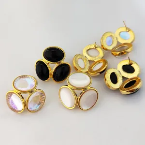 Boucles d'oreilles vintage dorées à design trèfle avec pierres œil de chat élégantes.