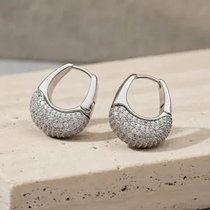 Exquises boucles d'oreilles créoles pavées de zircone en argent, bijoux élégants et chics.