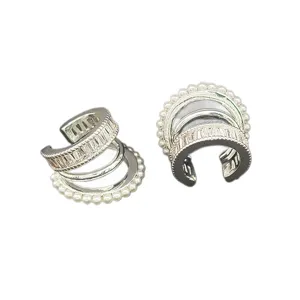 Manchette d'oreille à trois couches avec zircon étincelant et bordure de perles chic.