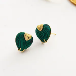 Boucles d'oreilles cœur en malachite verte avec accent doré, détails bijoux rétro élégants.