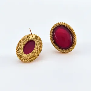 Élégantes boucles d'oreilles ovales style vintage en métal tissé avec pierre rouge.