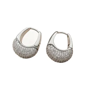 Élégantes boucles d'oreilles créoles pavées de zircons ton argent, bijoux tendance.