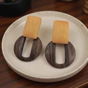 Boucles d'oreilles géométriques en bois détail, style rétro minimaliste, chic et élégant.