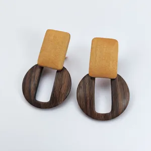Boucles d'oreilles géométriques en bois minimalistes au design bicolore chic et élégant.