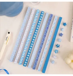 Blaue Origami Papierstreifen und Glückssterne Set für kreative Bastelarbeiten und DIY Dekorationen.