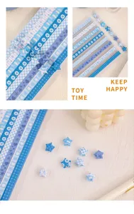 Blaue Origami Streifen und Glückssterne Detailbild, perfekt für DIY Basteln und kreatives Falten.