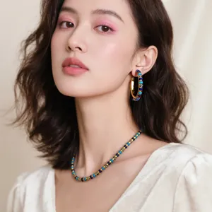 Élégantes boucles d'oreilles créoles perles colorées et collier assorti pour femmes, bijoux.