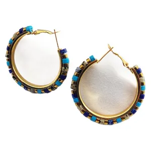 Boucles d'oreilles créoles dorées en pierres naturelles multicolores style rétro chic.