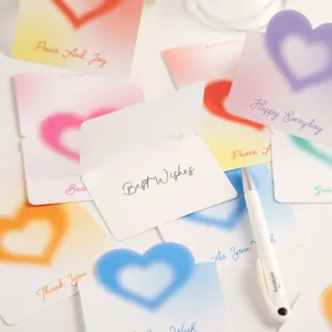 Cartes de vœux romantiques en forme de cœur dégradé, cartes de message esthétiques.