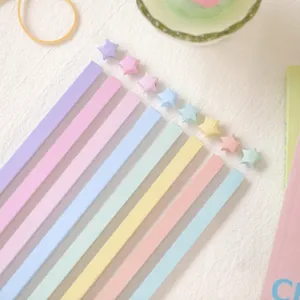 Bunte Origami Papierstreifen mit Sternen zum Falten für Kinder Basteln und kreative Geschenke.