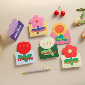 Set di biglietti d'auguri con fiori di cartone animato, colorati biglietti regalo per bambini.