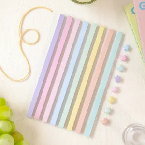 Bunte Origami-Papierstreifen für Glückssterne, DIY-Bastelarbeiten und handgemachte Geschenke.