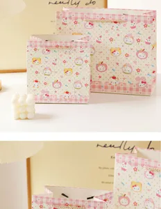Sac cadeau en papier chat fraise mignon rose à carreaux rangement vacances détail.