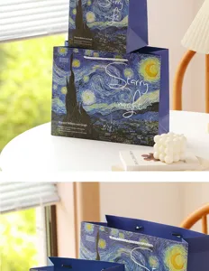 Vue détaillée du sac cadeau en papier nuit étoilée rétro, design peinture à l'huile artistique.