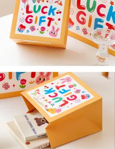 Sacs cadeaux en papier avec des motifs mignons pour fêtes et emballage de cadeau jaune.