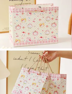 Joli sac cadeau chat fraise avec poignées en corde épaisse pour le stockage de fêtes.