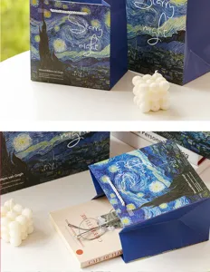 Vue détaillée du sac cadeau en papier d'art nuit étoilée avec texture et impression.