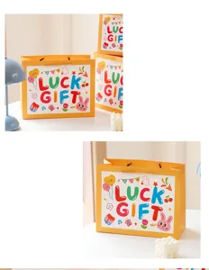Vue détaillée du joli sac cadeau pour enfants, sac cabas en papier style ins avec imprimés.