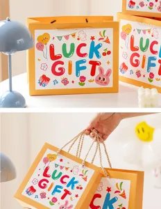 Joli sac cadeau en papier avec design de dessin animé, idéal pour fêtes et anniversaires.