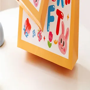 Jolis sacs cadeaux en papier jaune, parfaits pour les fetes d'enfants et les cadeaux de diplome.