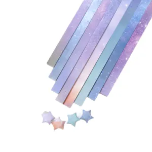 Tiras de papel origami de cielo estrellado de ensueno con estrellas de la suerte creativas.