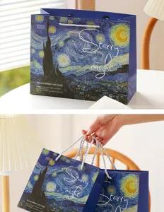 Vue detaillee du sac cadeau en papier etoile retro avec impression de peinture a l'huile.