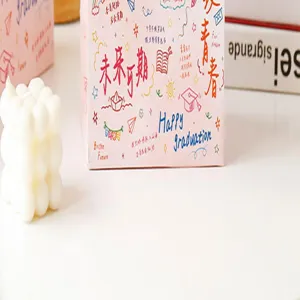 Afstuderen cadeauzakje roze papier verpakking tas voor studenten feest viering en presentjes.