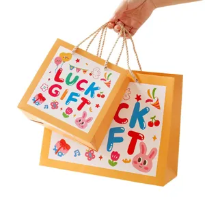 Jolis sacs cadeaux avec poignées pour fêtes d'anniversaire, cadeaux et célébrations.