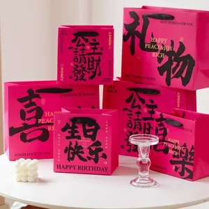Rosa Geschenkverpackung aus Papier mit chinesischem Kalligrafietext, große Geschenktüten.
