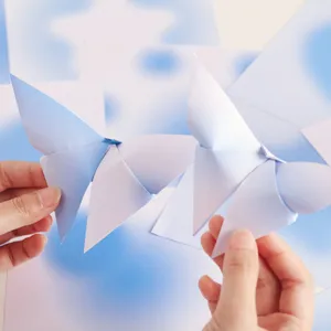 Origami Papier für Kinder Basteln, kreative bunte Papierbögen zum Falten von Schmetterlingen.