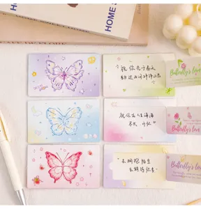 Nahaufnahme der kreativen ästhetischen Schmetterling Abreiß-Grußkarten im zarten Pastell-Design.