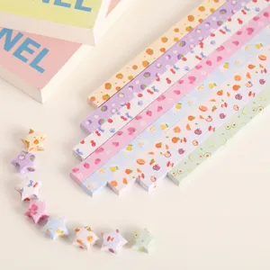 Kleurrijke fruitpatroon origami papierstrepen voor gelukssterren handgemaakte ambachten.