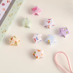 Set van fruitige origami papierstrepen gelukssterren doe het zelf handwerk hoofdaanzicht