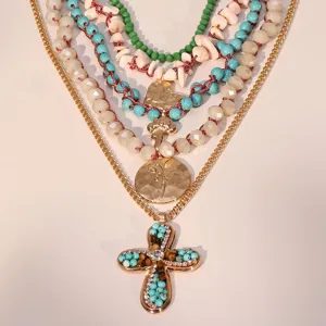 Collana multistrato bohémien con perle di turchese e un grande ciondolo a croce d'oro